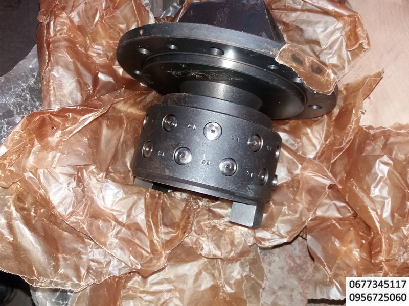 Радиально-поршневые насосы ORSTA B80/16L, станочная гидравлика и пневматика ORSTA  ремкомплект  Насос ORSTA B 80/16 комплект быстроизнашивающихся деталей насоса РПН В 80\16 L ТПА  КиАSу ГШИЛ 305622.020 Orsta Hydraulik для термопластавтоматов Куасси KUASSY Радиально-поршневые насосы (РПН) в настоящее время применяются реже, чем аксиально-плунжерные. Тем не менее с точки зрения обслуживания и ремонта эта модификация насоса является самой простой. В основе механизма: ротор в сборе с поршнями, который установлен на ось вращения. Поршни расположены по отношению к ротору радиально. Ремкомплект для ORSTA РПН В 80-16: два ротора с металлическими втулками, ось, два комплекта поршней на каждый ротор. Основной износ приходится на втулки и поршни, непосредственно сам ротор изнашивается редко. B 80\16L В стандартный состав ремонтного комплекта входит качающая группа, состоящая из ротора и набора поршней. В зависимости от пожелания заказчика в ремкомплект могут быть включены и другие детали перечисленных насосов.